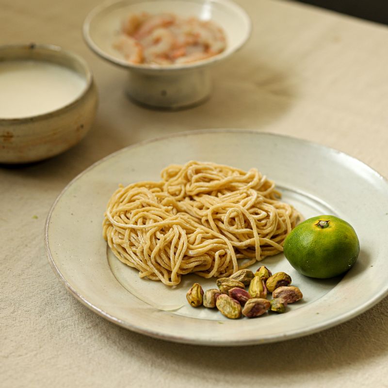 에그누들 크림 파스타을 위한 재료 이미지로 에그누들,식용유,소금,딱새우 (일반 새우로 대체 가능),청귤 등으로 구성 되어있습니다.