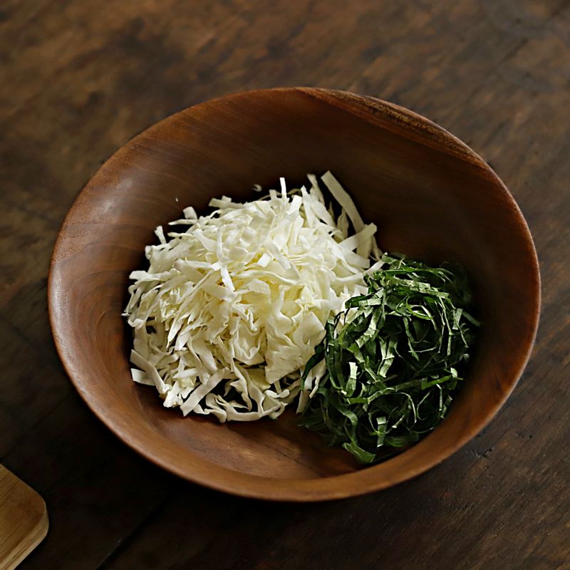 양배추와 깻잎은 얇게 채썰어 주세요.