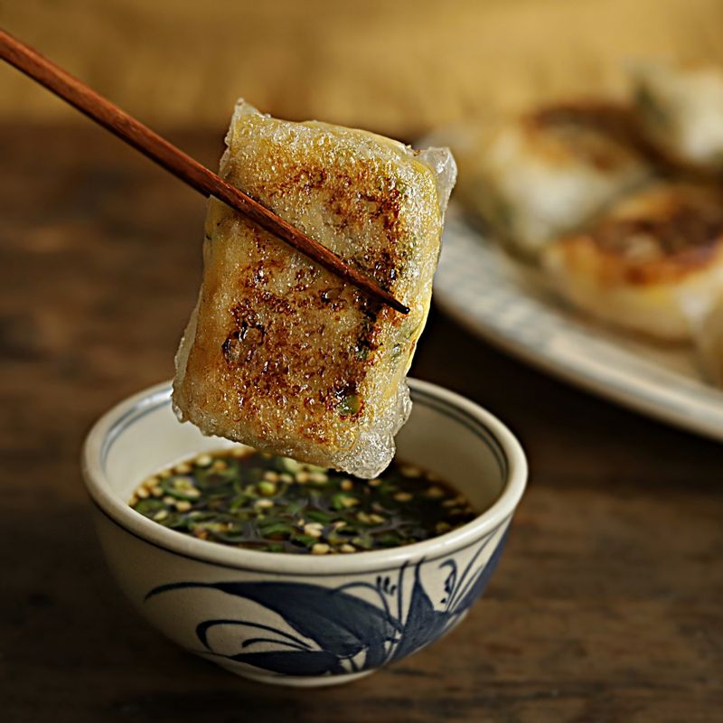 접시에 담아 소스를 곁들여 맛있게 즐겨주세요.