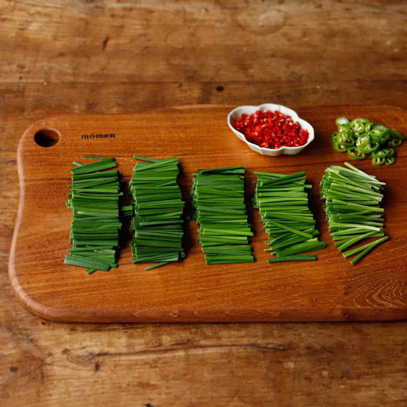 깨끗이 씻은 부추는 4cm 길이로 썰고, 청양고추는 얇게 송송 썰어주세요. 홍고추는 굵게 다져주세요.