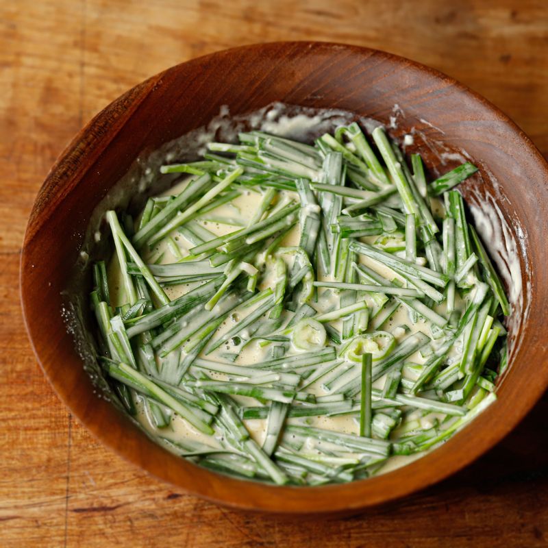 반죽에 썰어 둔 부추와 청양고추를 넣어 섞어주세요.