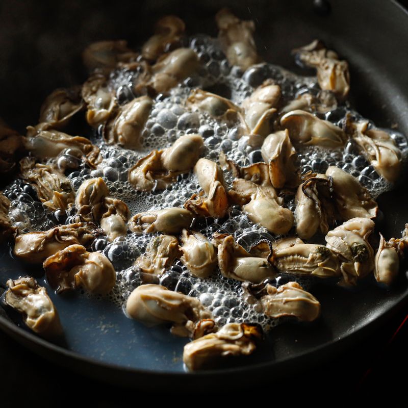달군 팬에 굴을 넣고 강불로 1~2분간 볶아주세요.
(tip. 굴이 익으면서 나온 물을 반죽에 모두 부어주세요)