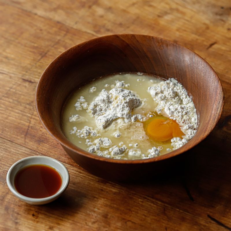 볼에 반죽 양념을 넣고 잘 섞어주세요. 초간장 재료는 모두 섞어주세요.