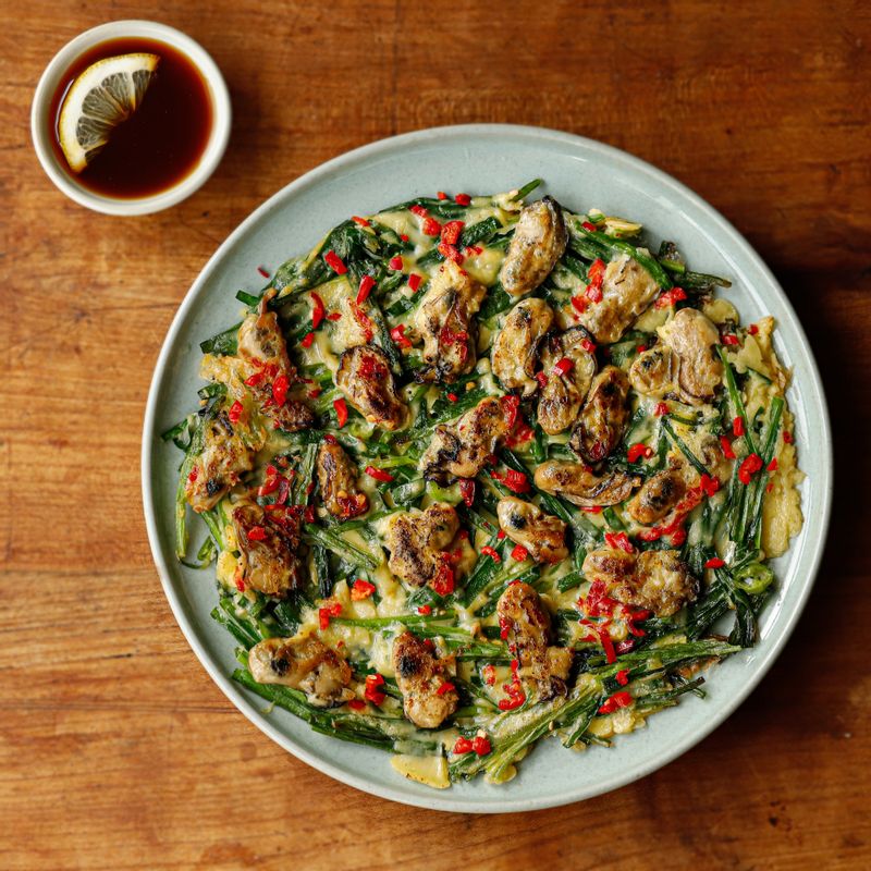 초간장을 곁들여 따뜻할 때 즐겨주세요.