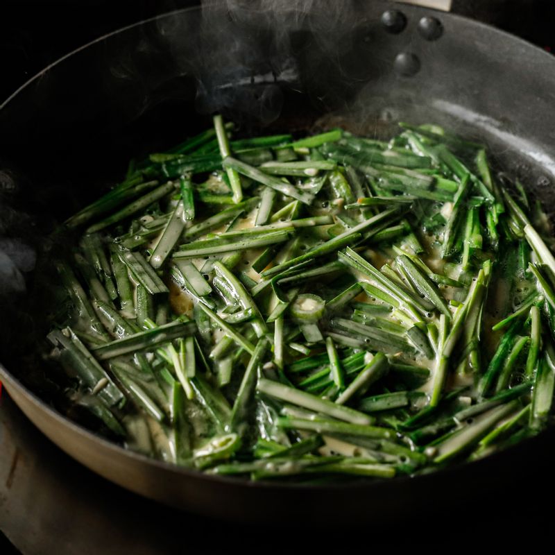 달군 팬에 식용유를 넉넉히 두르고 반죽을 넣어 펼친 후 볶은 굴과 홍고추를 얹고 반죽 물을 2큰술 둘러주세요. 한쪽 면이 익으면 뒤집어 익혀주세요.
(tip. 기름이 충분히 달궈졌을 때 반죽을 올려야 바삭하게 구울 수 있어요.)