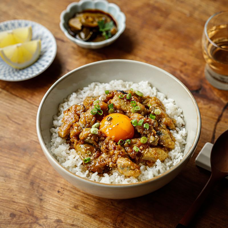 그릇에 밥을 담고 양념을 끼얹어 주세요. 밥 위에 굴을 얹고 가운데 달걀노른자와 버터 1작은술을 올려주세요. 송송 썬 쪽파와 통깨, 레몬즙을 뿌려 맛있게 즐겨주세요.