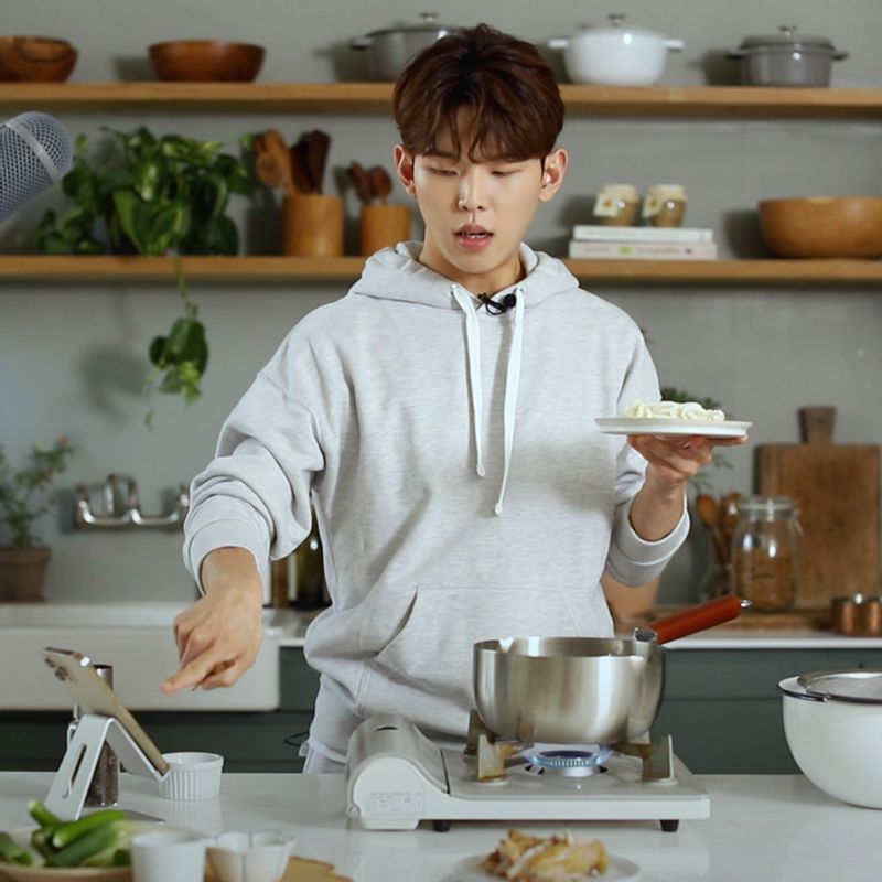 끓는 물에 우동면을 넣고 1분간 데친 후 채반에서 물기를 빼주세요.