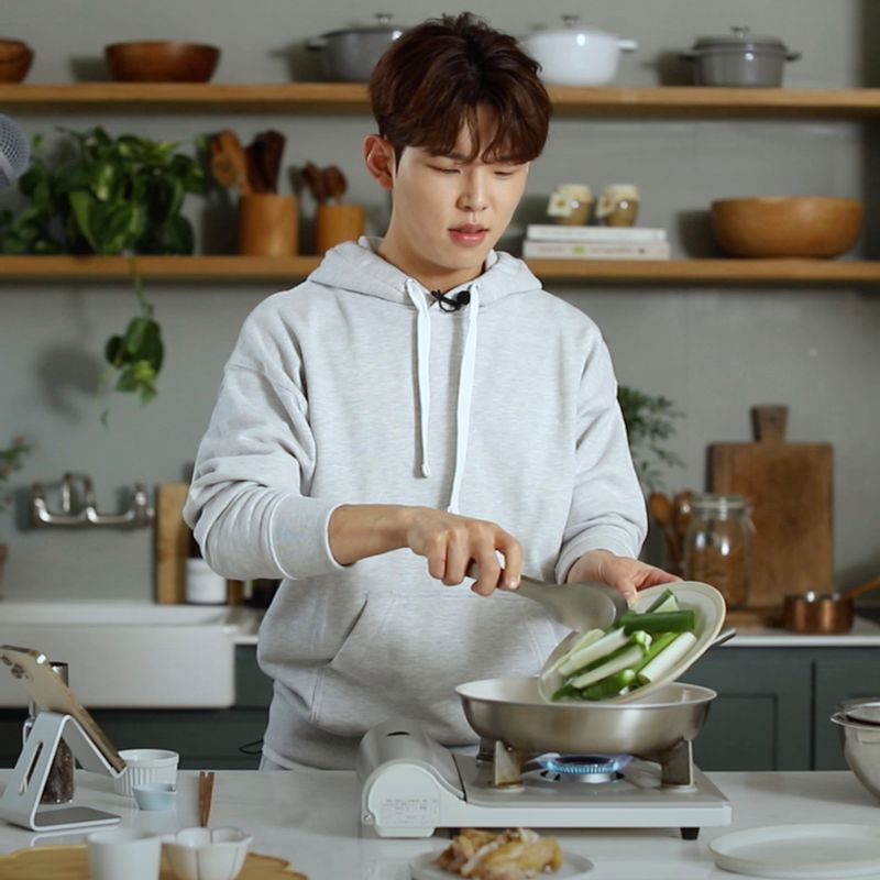 자른 대파와 청양고추를 넣어 같이 노릇하게 구워주세요.
(tip. 토치로 겉면을 태우듯이 익히면 불맛을 느낄 수 있어요)