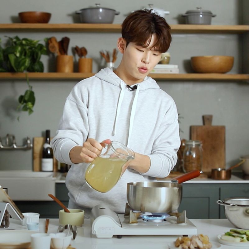 냄비에 다시마 멸치 육수를 넣어 끓으면 볶은 대파와 닭고기를 넣어 끓여주세요.
(Tip. 끓이면서 생기는 거품은 걷어야 더욱더 깔끔한 국물 맛을 낼 수 있어요)