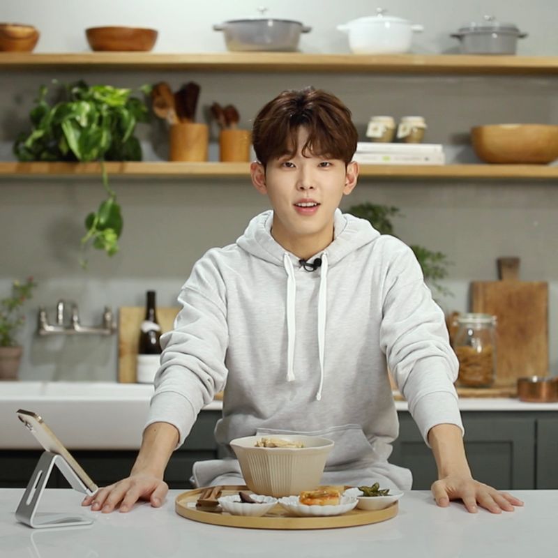 완성된 우동을 그릇에 담아 맛있게 즐겨주세요.