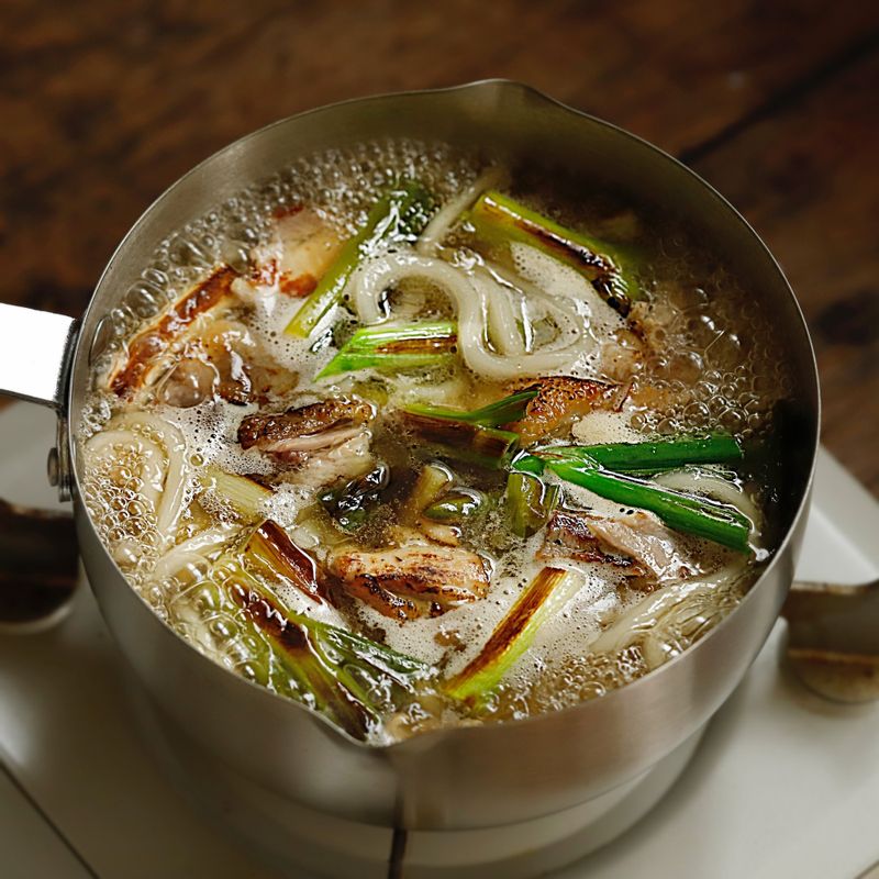 국물 양념 재료를 넣어 끓인 후 데친 우동면을 넣어 1분간 끓여주세요.
(쯔유는 제품에 따라 농도와 맛에 차이가 있으므로 넣어가며 간을 조절해주세요)