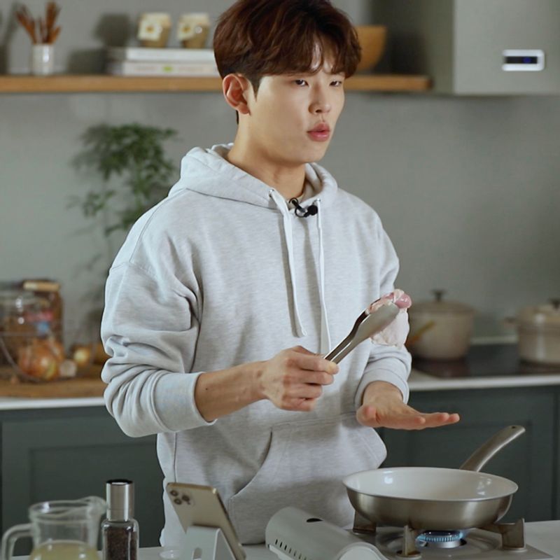 달군 팬에 닭다리살을 올려주세요. 소금, 후춧가루로 간을 하여 노릇하게 구운 후 먹기 좋은 크기로 잘라주세요.