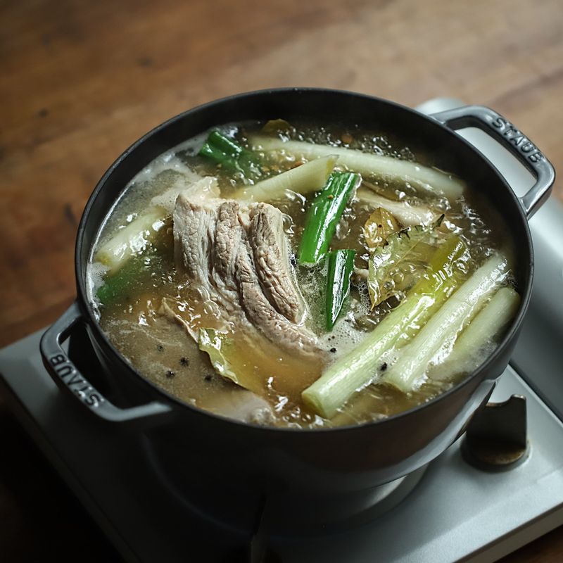 돼지고기는 흐르는 물에 헹궈 준비해주세요. 냄비에 고기 삶는 물 재료를 넣고 끓어오르면 고기를 넣어 중간불에서 1시간 삶은 후 불을 끕니다. 뚜껑을 닫은 채로 20분간 뜸을 들여주세요.