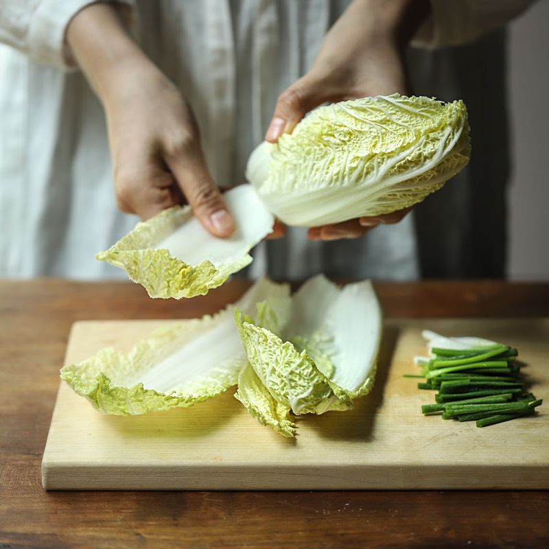 쪽파는 4cm 길이로 썰고 알배추는 깨끗이 씻어 한 장씩 떼어냅니다. 알배추 대신 절인 배추속대를 활용해도 좋아요.