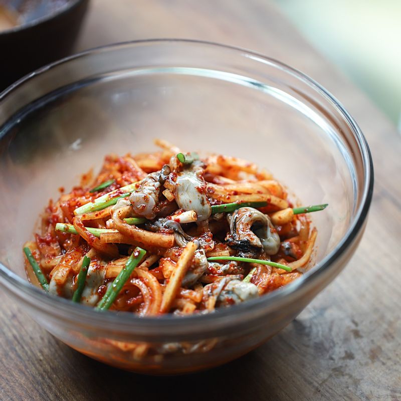 무채에 굴무침 양념 재료와 쪽파를 넣고 섞어주세요. 
먹기 직전에 굴을 넣어 살살 버무리고 통깨를 뿌려주세요. 기호에 따라 액젓으로 간을 해도 좋아요.