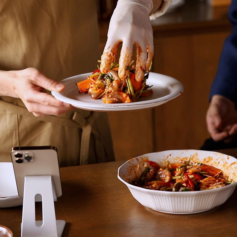 접시에 담은 후 통깨를 뿌려 맛있게 즐겨주세요.