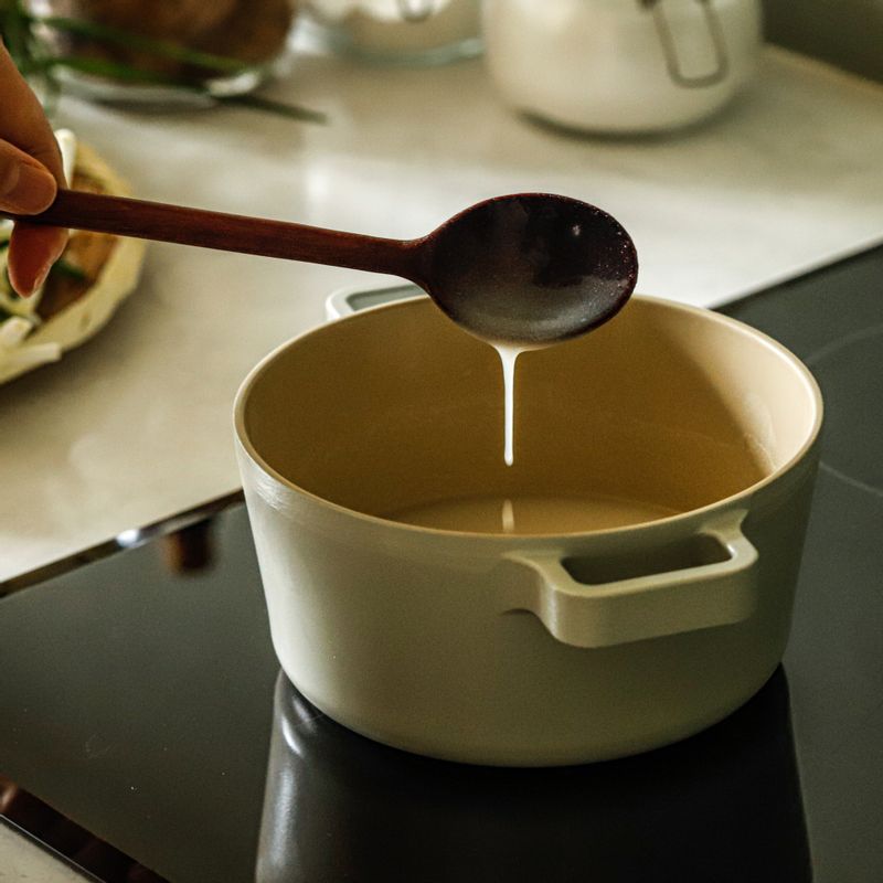 찹쌀풀 재료를 잘 풀어준 후 냄비에 넣어 중불에서 저어가며 풀고 기포가 올라오면서 농도가 나면 불을 끄고 식혀주세요.