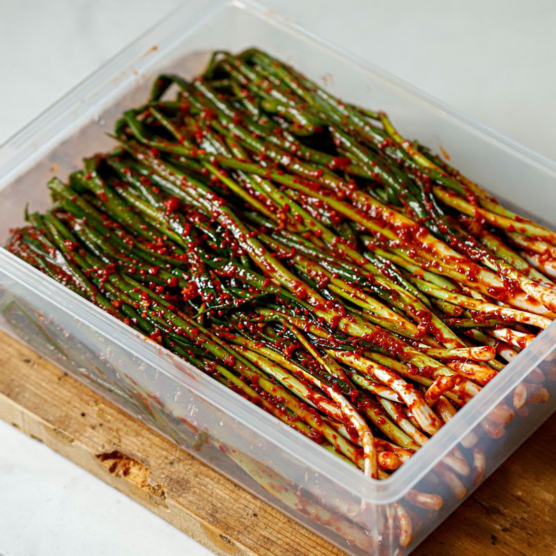 김치통에 담고 한나절 실온에 두었다가 냉장 보관 해주세요.