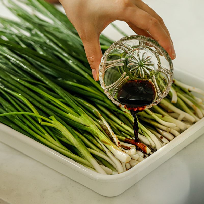 쪽파는 다듬어 깨끗이 씻고 국간장을 뿌리 쪽에 부어 20분 정도 살짝 절여주세요.