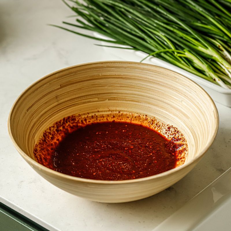 절인 쪽파를 건지고 남은 간장 국물과 식힌 찹쌀풀, 양념 재료를 섞어 김치 양념을 만들어주세요.