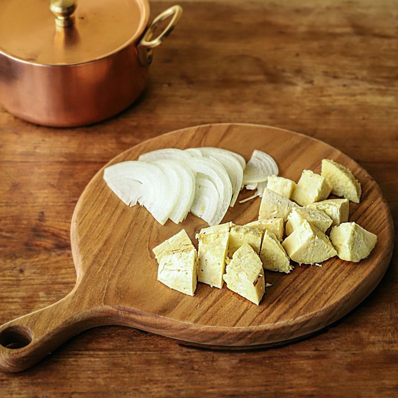 양파는 얇게 채 썰어주세요. 고구마는 껍질을 벗겨 깍둑 썰어 주세요.