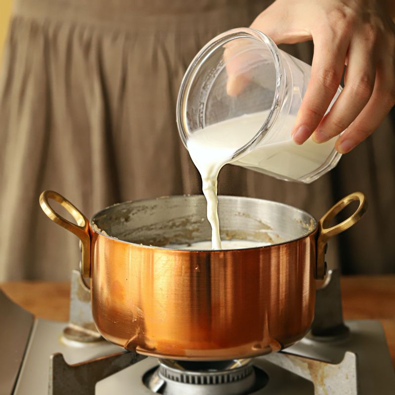 갈아 놓은 재료에 우유를 3번에 나눠 붓고 중불에서 저어가며 끓이다가 농도가 걸쭉해지면 소금으로 간을 맞춰주세요.