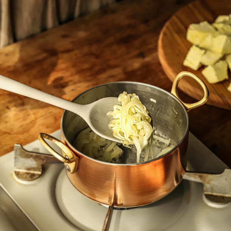 달군 팬에 버터를 넣고 녹인 후 양파를 넣어 볶아주세요. 밤과 고구마를 넣고 볶다가 치킨스톡과 물을 붓고 중불에서 2~3분간 끓여주세요.
(장식용 밤을 조금 남겨주세요)