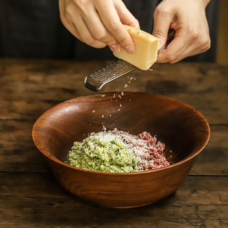 볼에 다진 쇠고기 300g과 믹서에 간 재료를 넣고 소금, 후추, 파마산 치즈로 간을 해 골고루 섞어주세요.