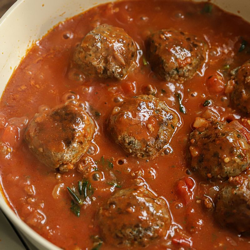 토마토소스에 익힌 미트볼을 넣고 파마산 치즈 가루를 뿌려주세요.
(모자란 간은 소금으로 해주세요)