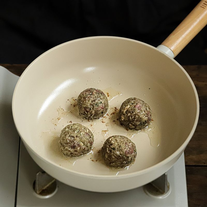 달군 팬에 식용유를 두르고 미트볼을 굴려 가며 노릇하게 겉면을 익힌 후 뚜껑을 덮어 약불에서 10분간 익혀주세요.