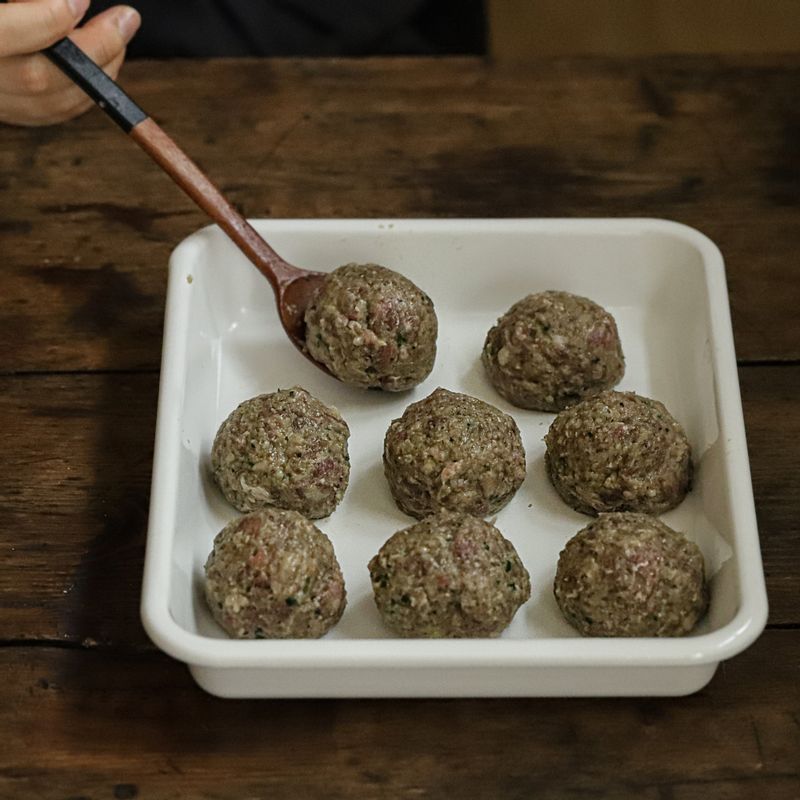 고기반죽을 약 50g씩 8등분으로 나눈 후 동그랗게 빚어 주세요.