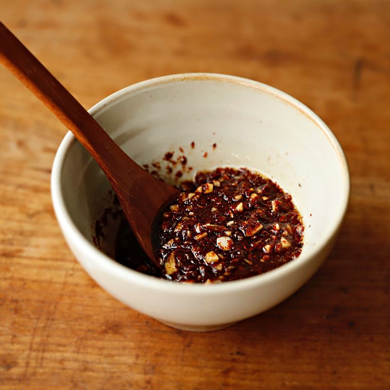 볼에 양념 재료를 넣어 섞어주세요.