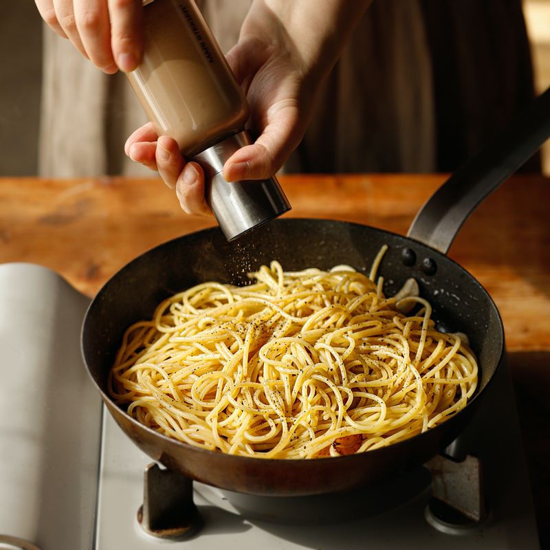 면을 넣고 면수를 조금씩 부어 볶아주세요. 관자에서 나온 육수와 버터를 넣고 후춧가루를 뿌려 주세요.