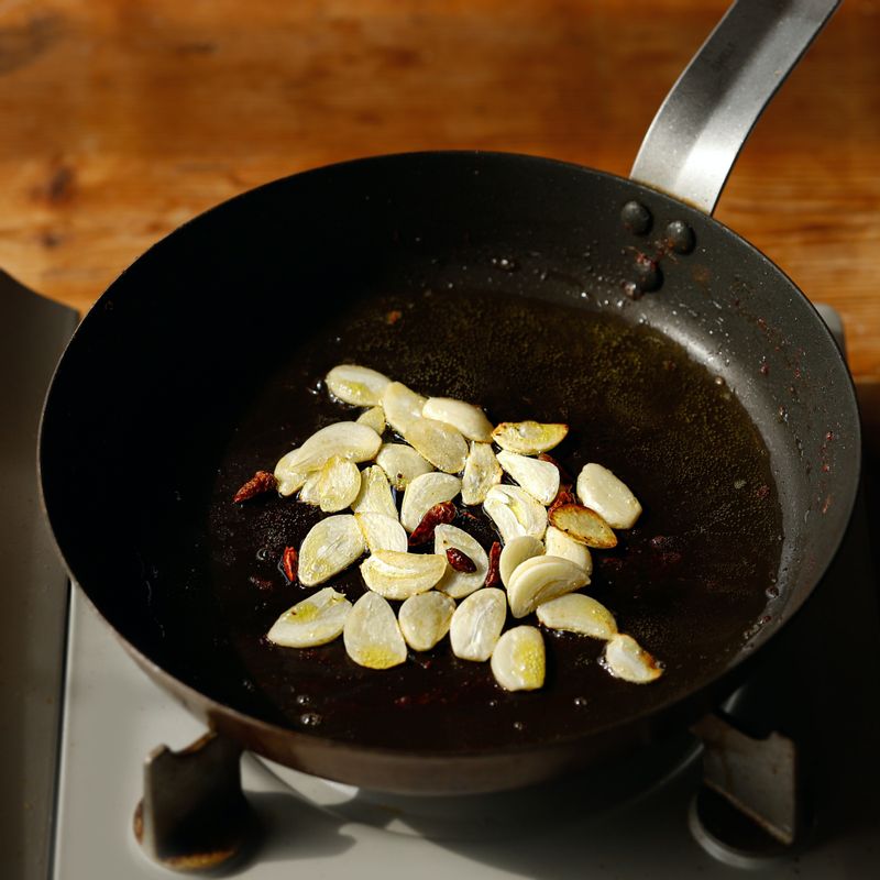 팬에 올리브오일을 두르고 편 썬 마늘을 넣어 볶다가 페페론치노를 넣고 볶아주세요.