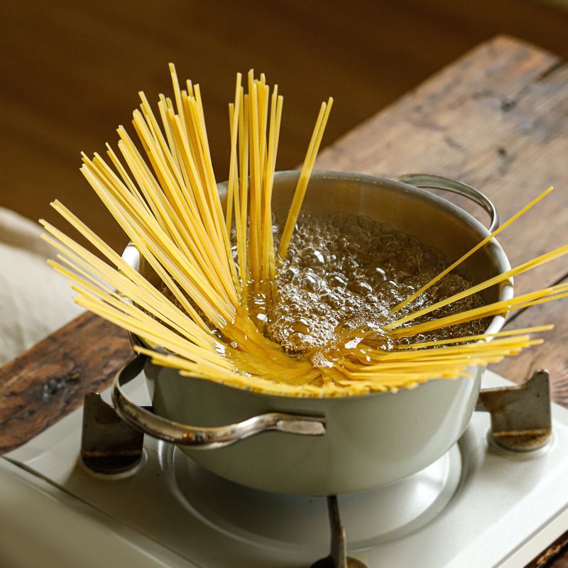 끓는 물에 소금과 면을 넣고 8분 정도 삶은 후 채반에 밭쳐주세요. 면수는 1컵 정도 덜어주세요.