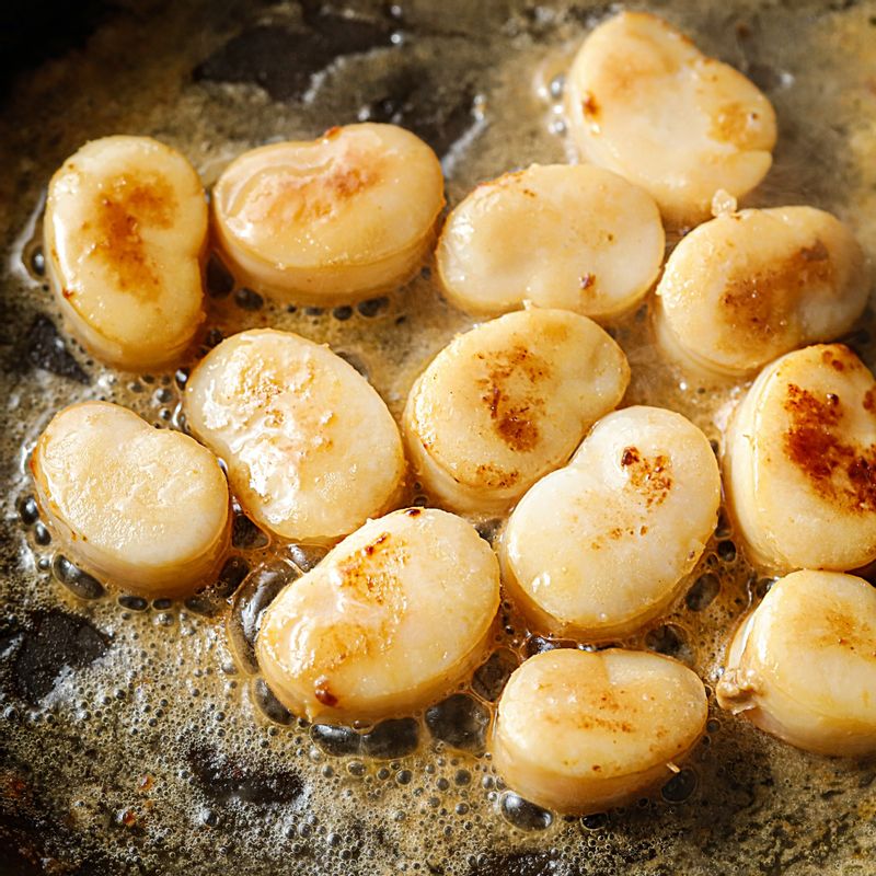 달군 팬에 올리브오일을 두른 후 관자 양면을 노릇하게 익혀주세요. 버터를 넣고 관자에 끼얹어주세요. 구워진 관자는 접시에 덜어주세요.