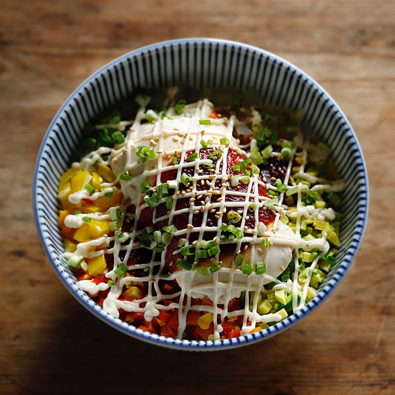 완성된 밥에 마요네즈를 뿌리고 쪽파와 통깨로 장식해 주세요.