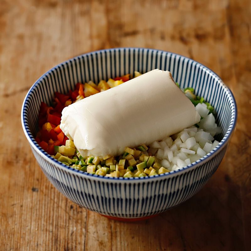 순두부를 으깨어 올린 후 양념을 부어주세요. 뚜껑을 덮어 전자레인지에 5분간 돌려주세요. 
(전자레인지 전용 뚜껑을 사용해 주세요)