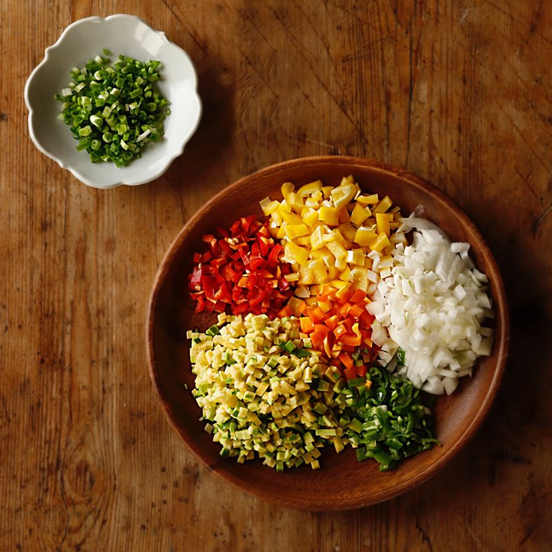 애호박과 양파, 파프리카는 잘게 다져주세요. 쪽파와 청양고추는 송송 썰어주세요.
