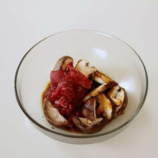 쇠고기와 표고버섯은 볼에 담고 양념에 버무려서 준비해주세요.