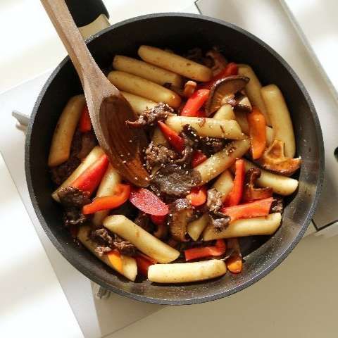 그릇에 궁중떡볶이를 담고 깨를 뿌려주세요.