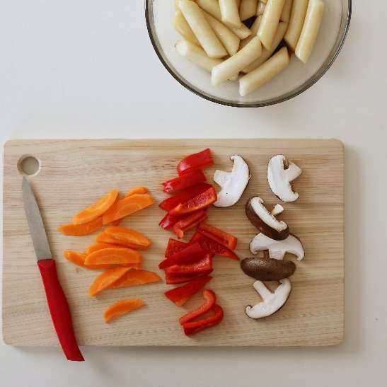 떡볶이떡이 단단할 때는 미지근한 물에 담가두거나, 살짝 데친 후 찬물에 담가 말랑말랑하게 준비해서 떡 양념에 버무려주세요. 표고버섯은 기둥을 떼어 편으로 썰고, 파프리카와 당근은 먹기 좋은 크기로 잘라주세요.