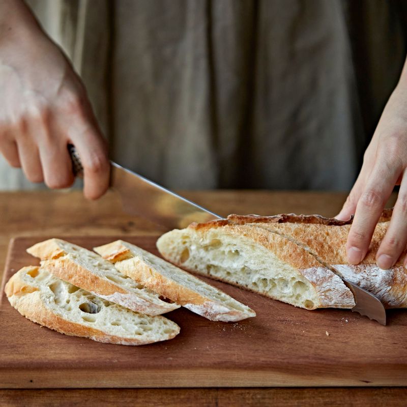 바게트는 적당한 두께로 썰어 그랠팬에 그릴 자국이 나도록 구워주세요.