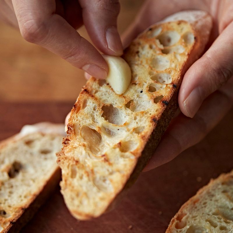 구운 빵에 마늘을 비벼 향을 더하고 선드 라이 토마토 페이스트를 발라주세요.
(페이스트가 없다면 선 드라이 토마토와 올리브오일을 믹서에 갈아 만들어 주세요)