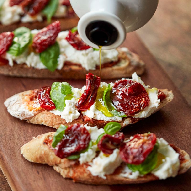 올리브오일과 후춧가루를 뿌려 완성해주세요.