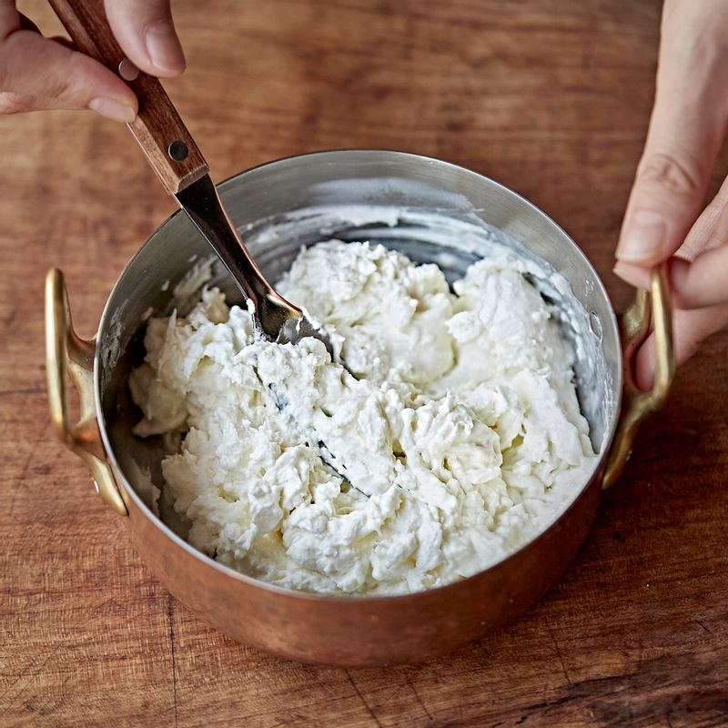 볼에 부라타 치즈를 담고 으깬 후 리코타 치즈, 소금 약간을 넣고 섞어주세요.