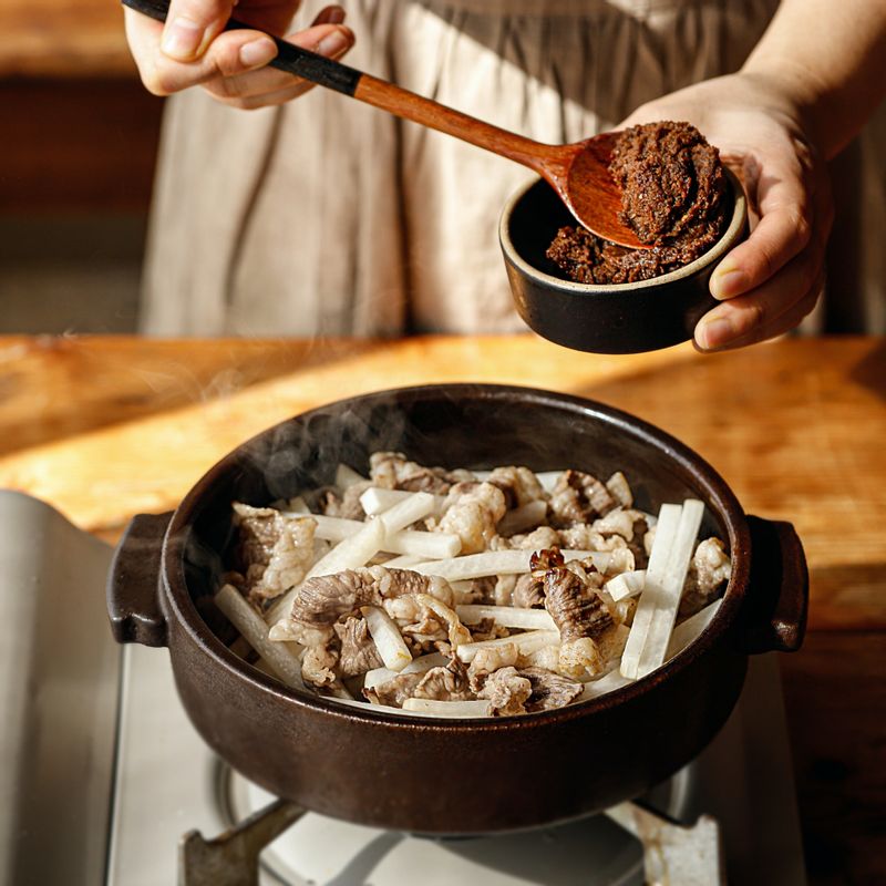 양념 재료를 넣어 볶다가 다시마 멸치육수를 넣고 국물이 자작하게 될 때까지 중간 불에서 25분 정도 끓여주세요.