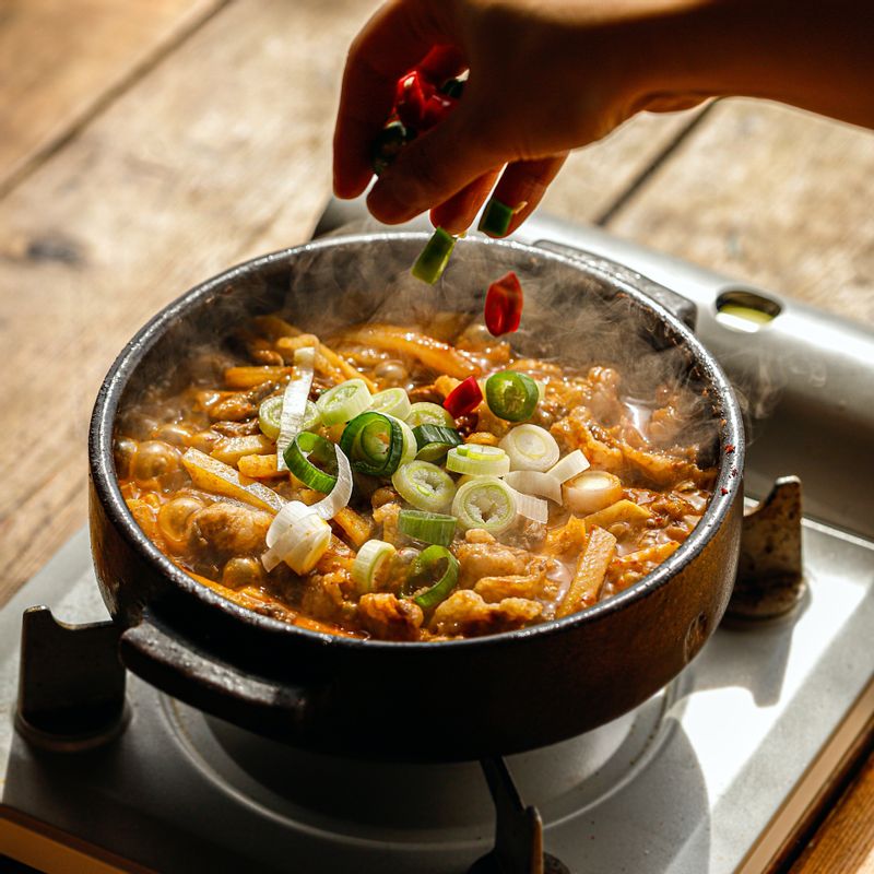 무가 부드럽게 익으면 대파, 홍고추, 청양고추를 넣고 한소끔 더 끓여 맛있게 즐겨주세요. 
(기호에 따라 된장을 가감해서 간을 맞춰주세요.)