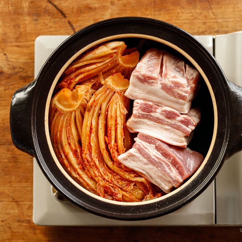 냄비에 김치를 담고 삼겹살을 올린 후 양념장과 멸치 다시마 육수 3컵을 넣고 끓기 시작하면 불을 중간 불로 줄여 40분 정도 끓여주세요.
(tip 끓이는 중간 뚜껑을 열어 김치가 바닥에 눌어붙지 않도록 저어가며 끓여주세요.)