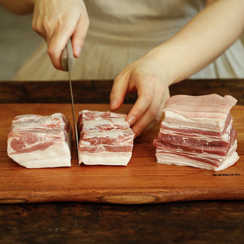 삼겹살은 큼직하게 자르고 대파와 고추는 어슷하게 썰어주세요.
